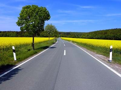 Straße mit Feld_511870_original_R_K_by_digiflex_pixelio.de.jpg