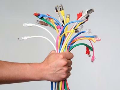 Kabel in Hand_737959_original_R_K_B_by_Tim Reckmann_pixelio.de.jpg Breitbandausbau