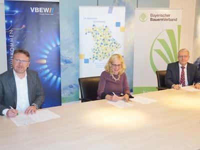 VBEW-Vorstandsmitglied Markus Rauh, Dr. Juliane Thimet Bayerischer Gemeindetag, Generalsekretär des BBV Georg Wimmer,bei der Unterzeichnung der Vereinbarung (von links)